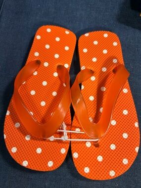 NWOT Polka dot summer flip flops
